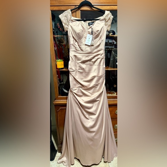Elegant Champagne La Femme Gown with Beaded Sleeves – Size 4 - Picture 4 of 11